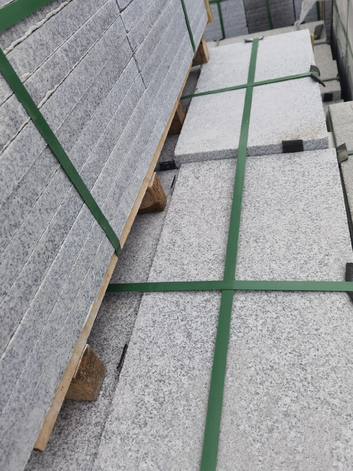 芝麻白石材價(jià)格每平方米